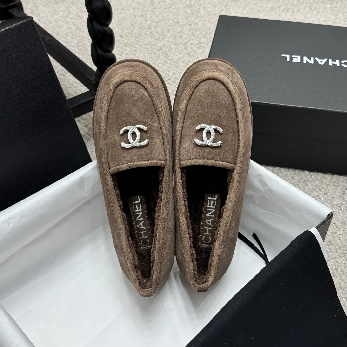 👟👟Ex-factory price 600👟👟 Classic model 🇨🇳ChaneL 25K Teddy fur loafers Simple and high-end design, super versatile! Double C logo embellishment! Imported suede has the texture of natural animal leather visible to the naked eye! The top version is stress-free when entering and exiting the cabinet. It has a bookish texture on the feet and feels great on the feet. Versatile item. ✅Upper: Customized imported suede. ✅Inner lining: imported lamb wool. ✅Outsole: imported genuine leather. ✅Size: 35-40. ✅Comes with a full set of packaging.